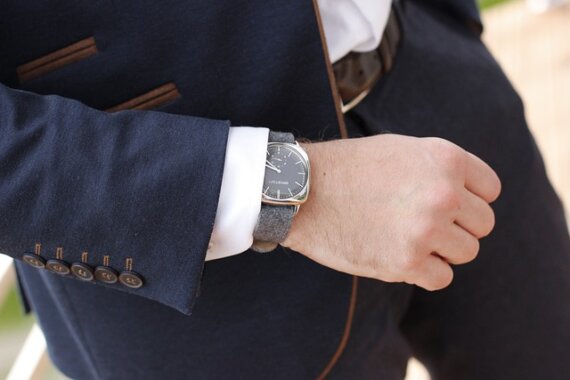 Why do some suit cuffs have 5 buttons rather than 4? 